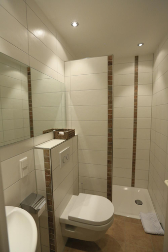 Bathroom 3, Bio-Weingut, Gastehaus und Krauterhof, Alzey-Worms