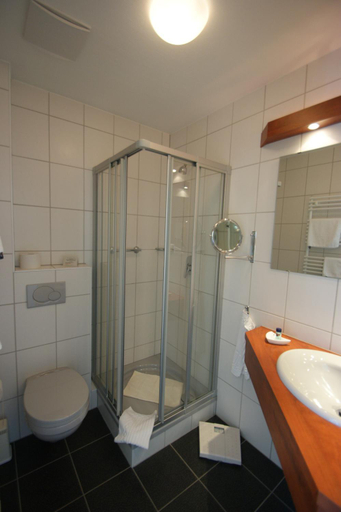 Bathroom 14