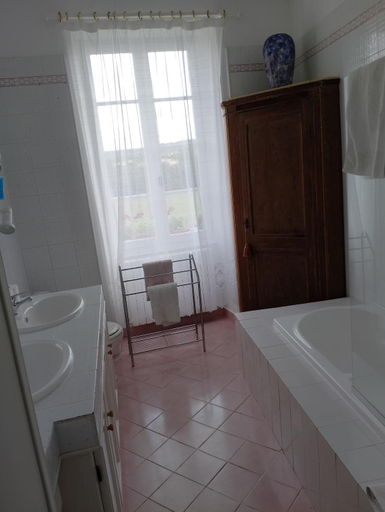 Bathroom, Manoir La Breuille, Charente