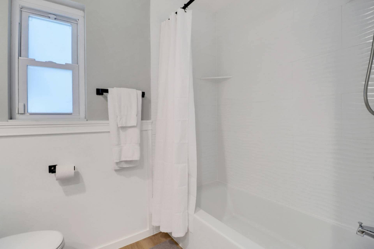Bathroom 4, 2014 Savona Pkwy, Lee