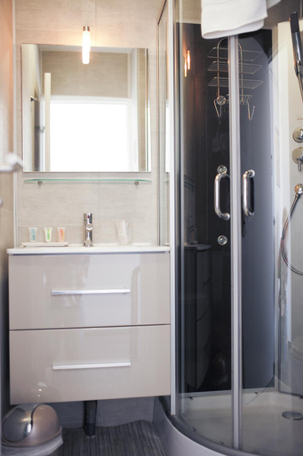 Bathroom, Sunrise Beach Hotel, Aude