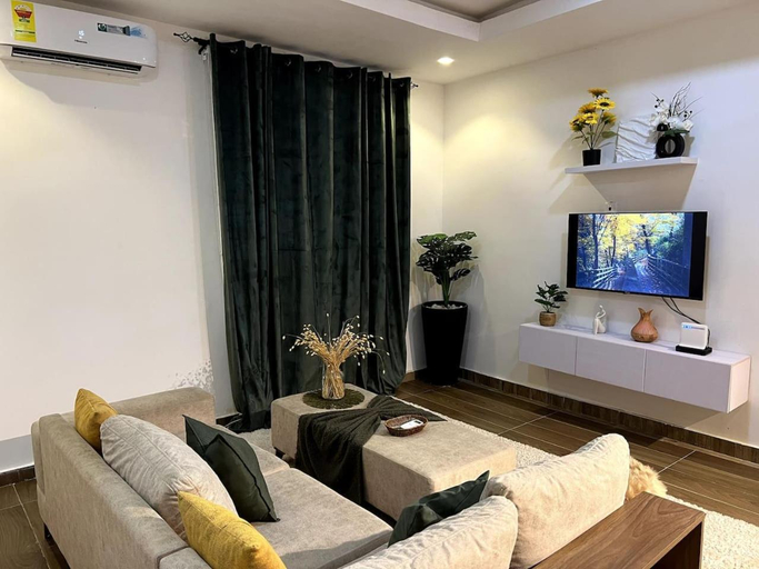 5, Cozy minimal suite, Accra