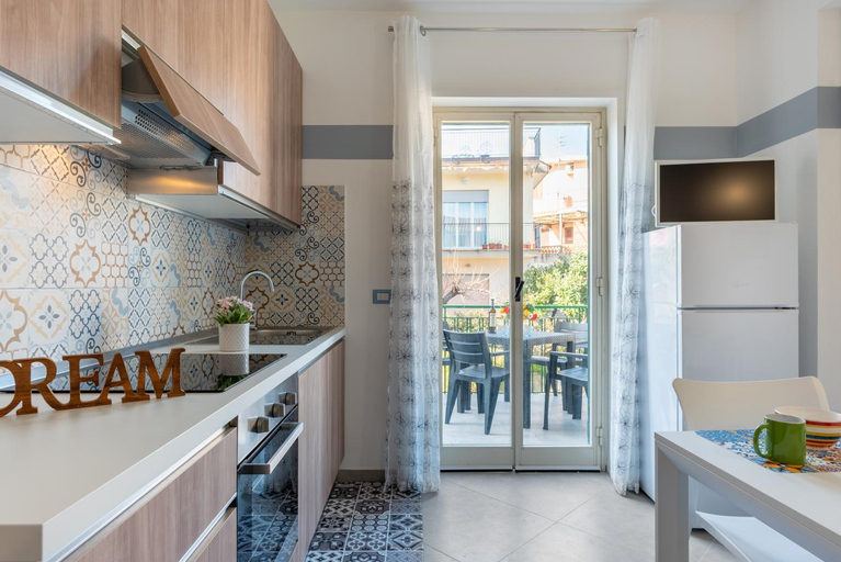 Kitchen 4, La Casa Di Tobia & Little Paradise Beach Apartments, Messina