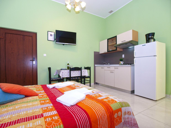 Others 4, Apartment 898, Pula