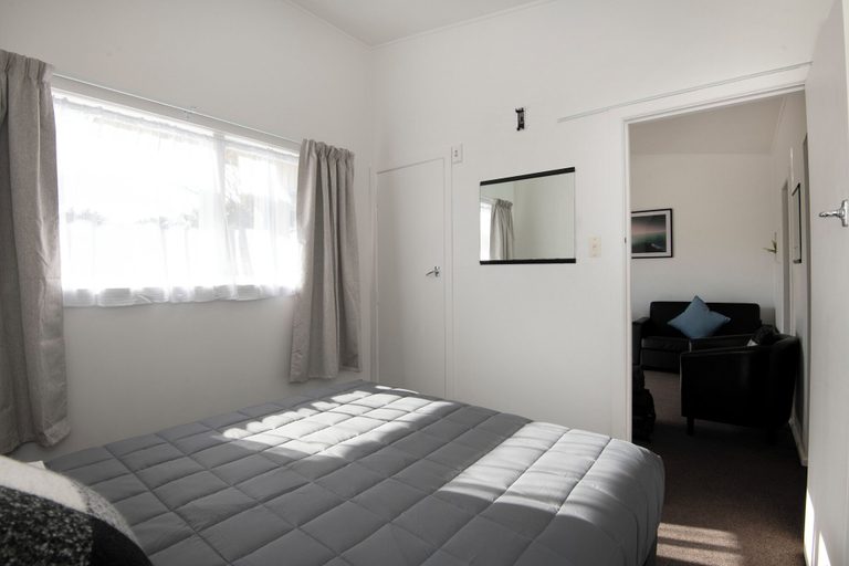 Bedroom 2, Spanish Lady Motel, Hastings