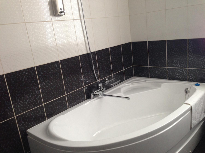 Bathroom 3, Royal Hotel, Kharkivs'ka