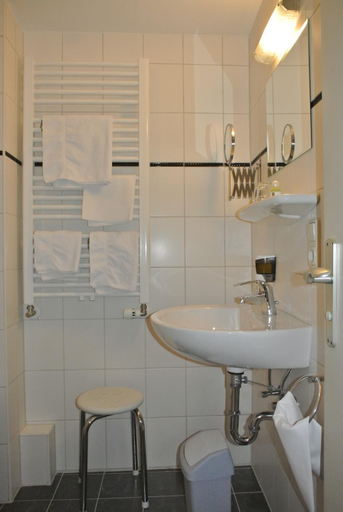 Bathroom 2, Hotel Garni Post, Garmisch-Partenkirchen