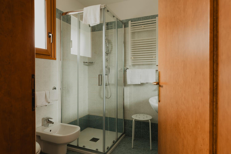 Bathroom 3, Hotel Bellavista, Gorizia