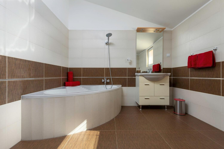 Bathroom 4, Comfort apartments with pool in Medulin, Medulin