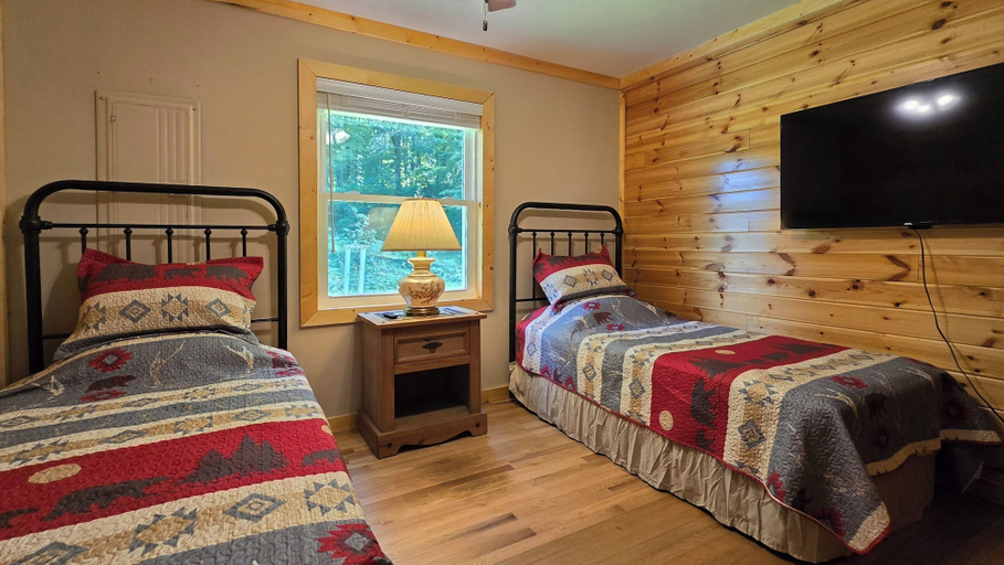 Bedroom 2, Yellow Creek Cabin, Graham