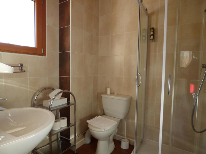 Bathroom 4, Logis Hotel La Cremaillere St Bonnet, Hautes-Alpes