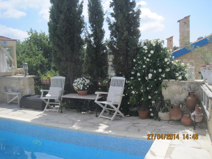 Swimming pool 2, Oinochori