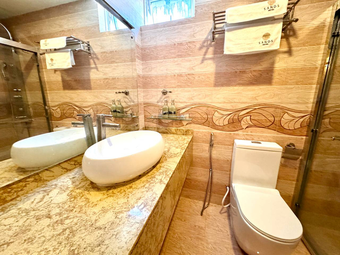 Bathroom, Sands Grand Hotel