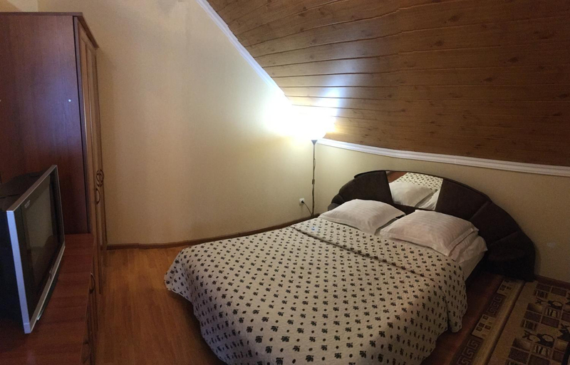 Bedroom 2, U Neli, Svaliavs'kyi