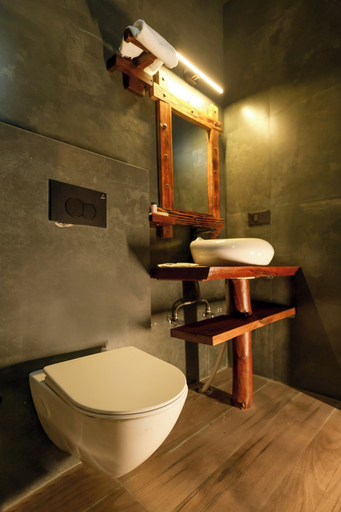Bathroom 3, Koro Treehouse Resort, Solan