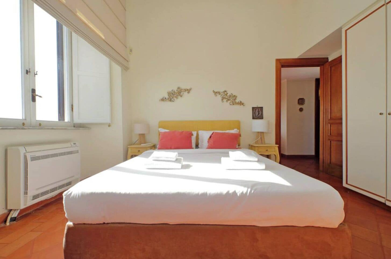 Room 5, Flatinrome Spanish Steps 2, Roma