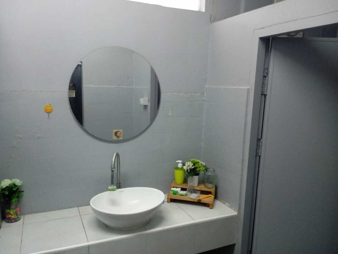 Bathroom 3, Butlers WDH, Wattana