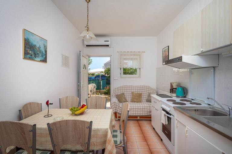 Others 4, Apartments near beach Babic, Split