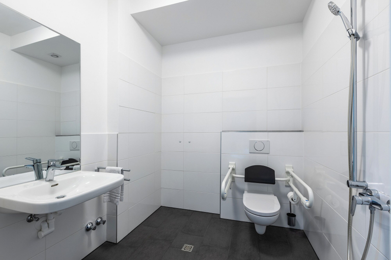 Bathroom 5, SMARTY Airport Cologne Hotel, Köln
