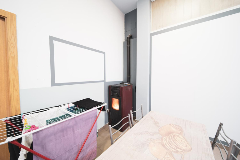 Bedroom, Albergue Barullo - Cubiculos - Literas - Habitaciones, Lugo