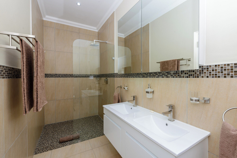 Bathroom 5, Cayley Mountain Resort, Uthukela
