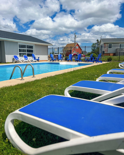 Sport & Beauty 3, Cavendish Bosom Buddies Cottage Resort, Queens