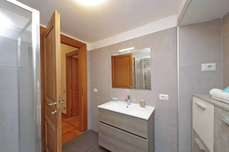 Bathroom 3, Flatinrome Exclusive Historic Ghetto, Roma