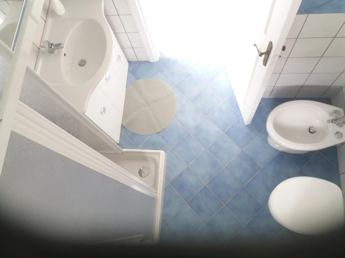Bathroom 3, GRomano Apartments, Napoli