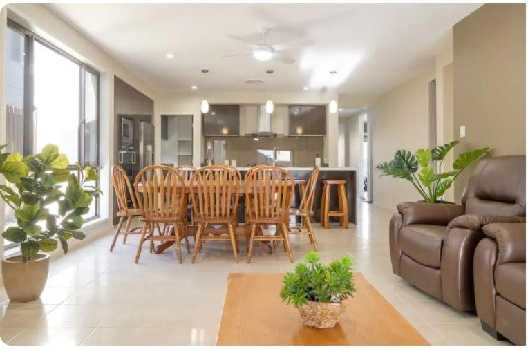 Dining Room, Jasper Place, Eight Mile Plains