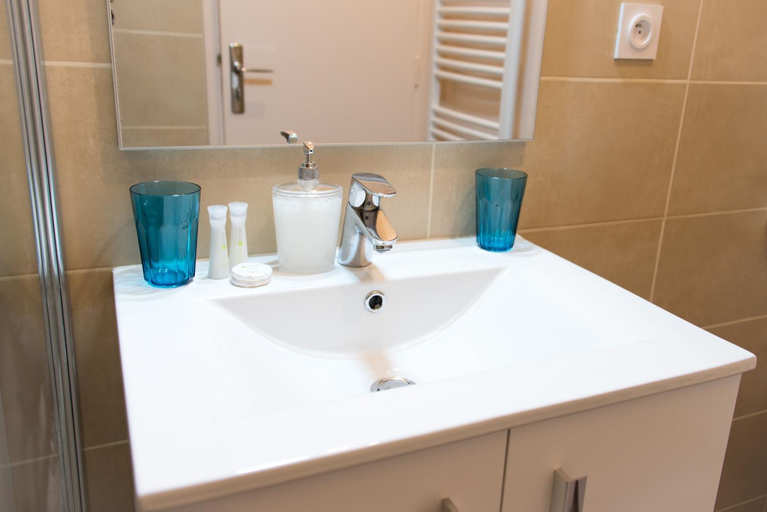 Bathroom 2, Au Coeur de Nantes Apartment, Loire-Atlantique