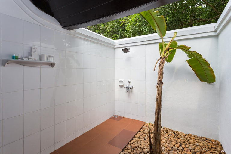 Bathroom 5, The Windsor Castle and Lake Village Ayurvedic Resort, Kottayam