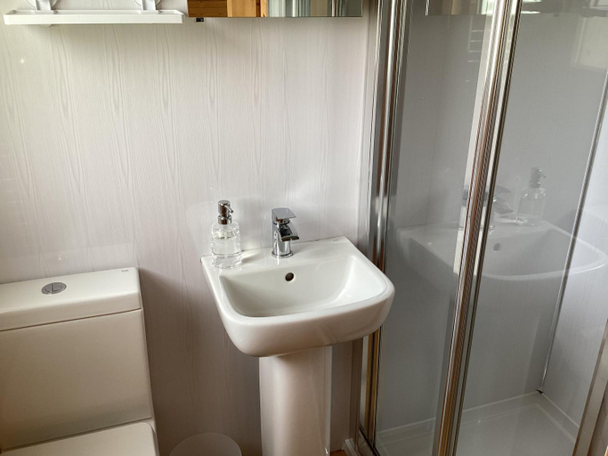 Bathroom, Auchenlea lodges, Glasgow