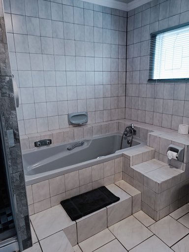 Bathroom 4, Pecan Farm Guesthouse, Vhembe