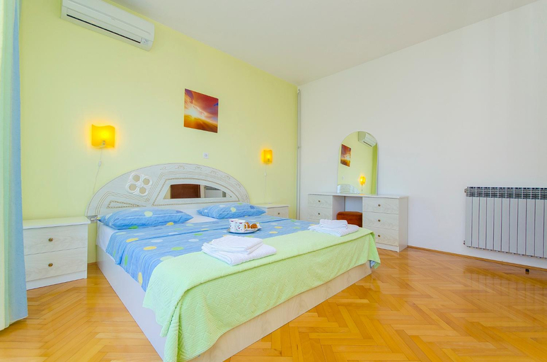 Others 5, Apartments Maslina, Okrug