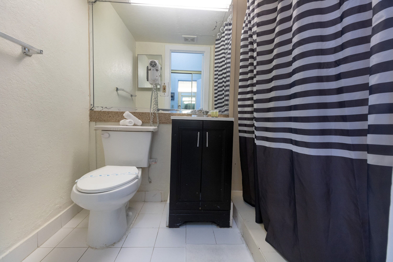 Bathroom, 521 Studio Hollywood Beach, Broward