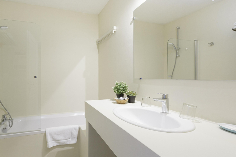 Bathroom 3, Hôtel & Appart-hôtel Olatua, Bidart, Pyrénées-Atlantiques