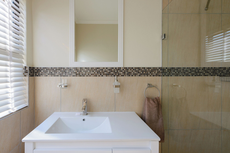 Bathroom 5, Cayley Mountain Resort, Uthukela