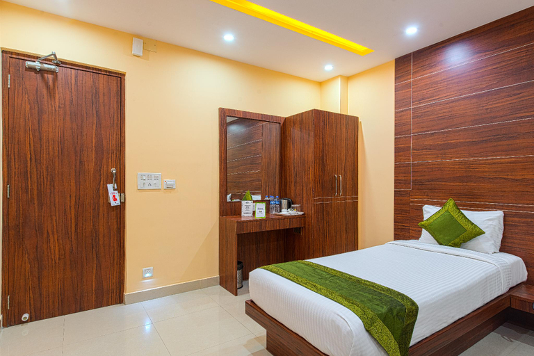 Bedroom 3, Treebo Globe International, Near Kalighat Mandir, Kolkata