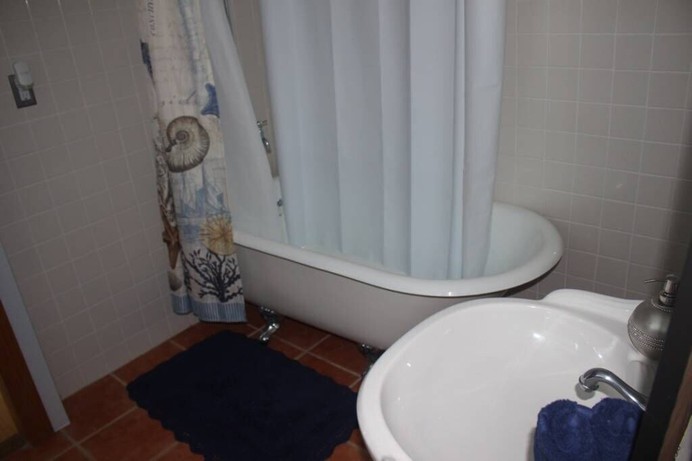 Bathroom, Stunning 3bd/2ba Vacation House in the Vineyard, Dukes