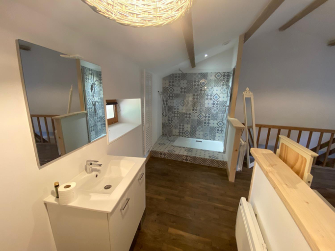 Bathroom 4, Hotel les Griffons, Dordogne