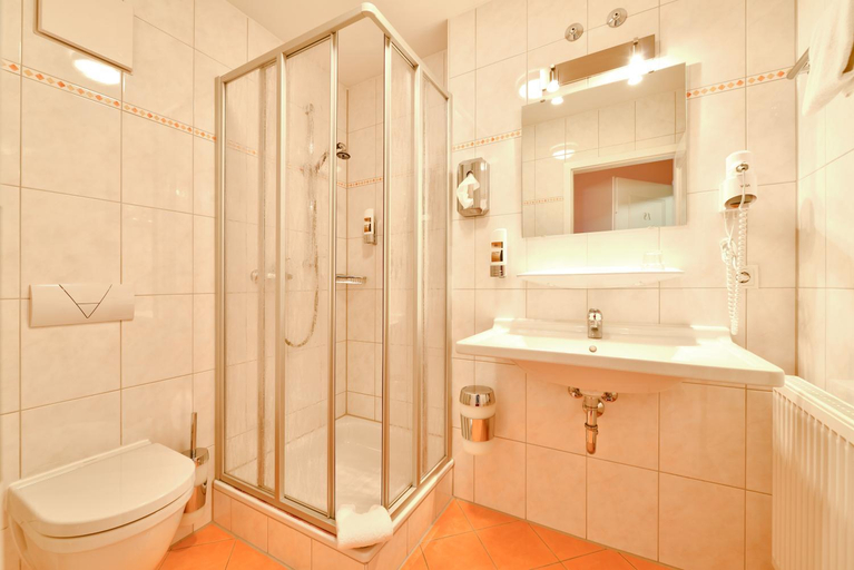 Bathroom 3, Hotel Auf Wolke 8, Traunstein