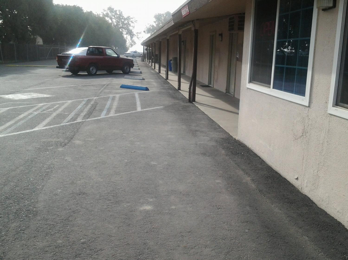Others 3, Budget Inn, Tulare