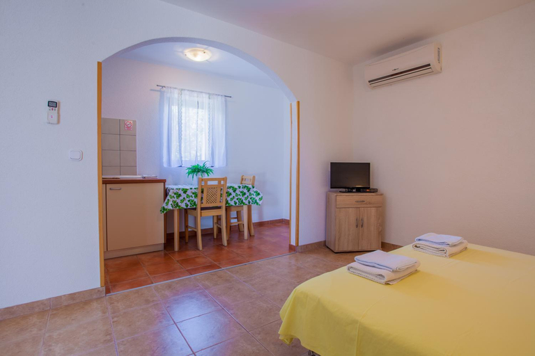 Others 4, Apartments Dandic, Cres