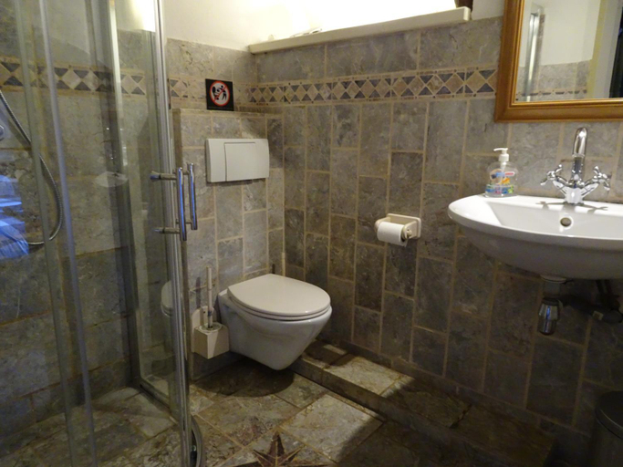 Bathroom 2, Hostel Kersenhof, Uden