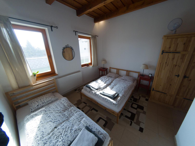 Others 4, Kun Pista Vendeghaz, Bicske