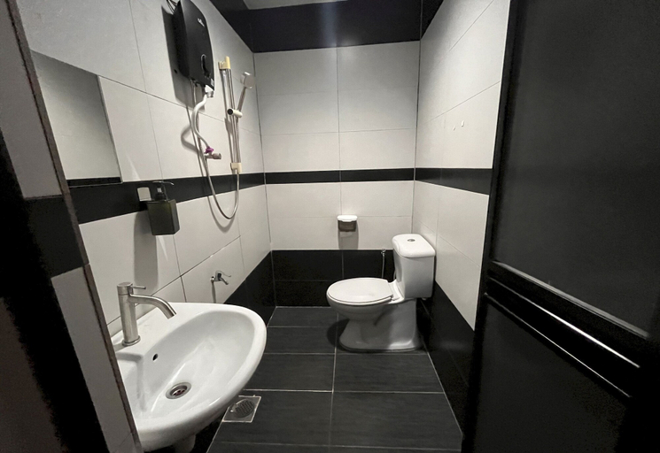 Bathroom 3, Hotel O Tampoi Sojourn, Johor Bahru