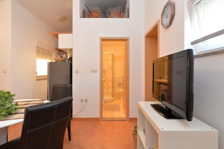 Others 2, Apartment 258, Pula