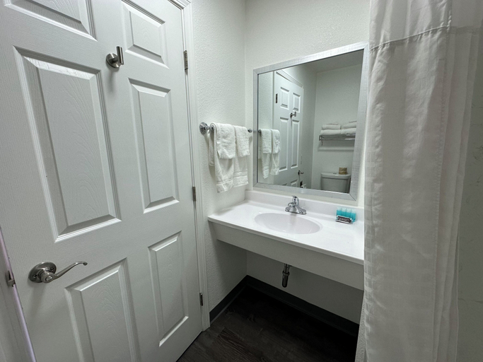 Bathroom 3, Sands Motel, Alameda
