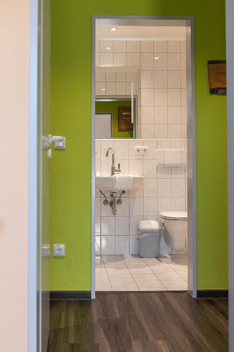 Bathroom 2, Feriendorf Schwarzholz, Regen