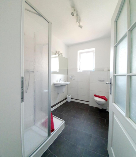 Bathroom 4, Hotel-Pension Haus Hubertus, Leer